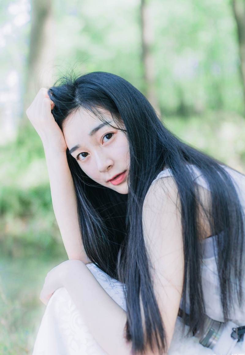 “姐姐理解，当年听到伯符噩耗的时候，姐姐也有过类似的心情，不过你不该说后面那一句，就算真是夫君杀的，你想怎样？”大乔没好气的瞪了她一眼。